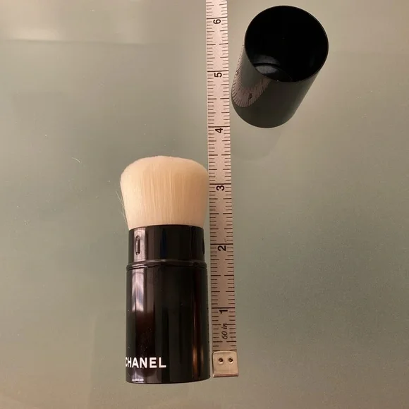 NEW Auth. CHANEL
LES PINCEAUX DE CHANEL
Retractable Kabuki Brush N°108 - Picture 5 of 8